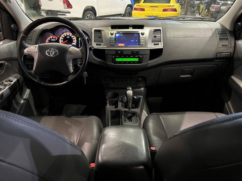 TOYOTA - HILUX - 2011/2012 - Prata - R$ 125.800,00