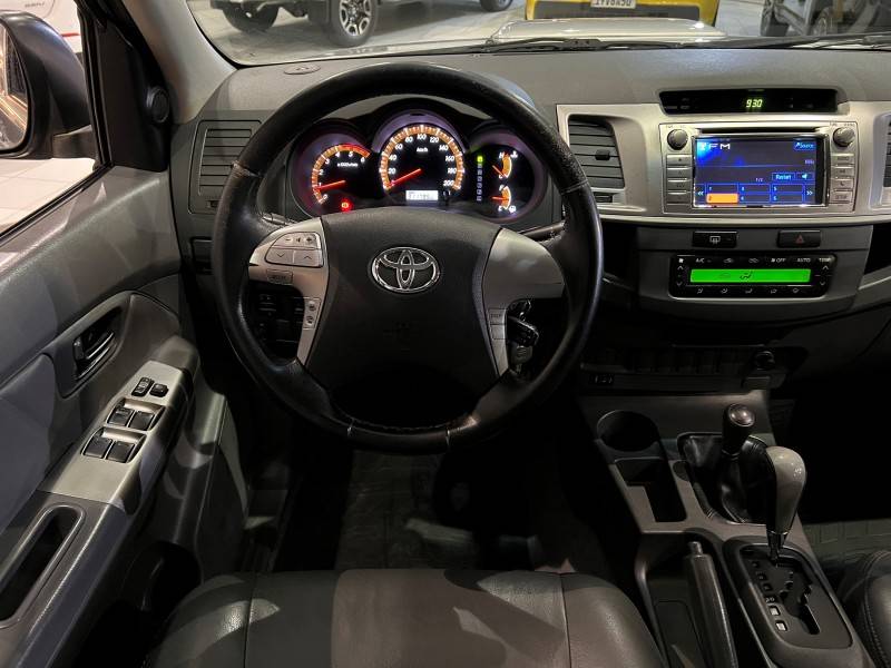 TOYOTA - HILUX - 2011/2012 - Prata - R$ 125.800,00