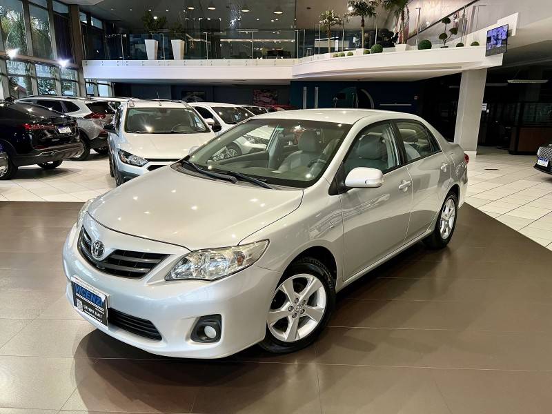 TOYOTA - COROLLA - 2013/2014 - Prata - R$ 73.800,00