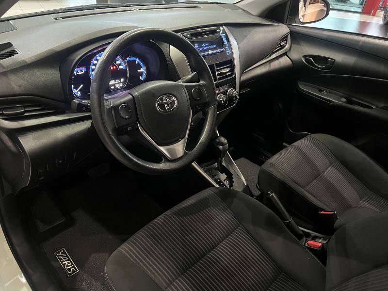 TOYOTA - YARIS - 2019/2020 - Branca - R$ 81.900,00