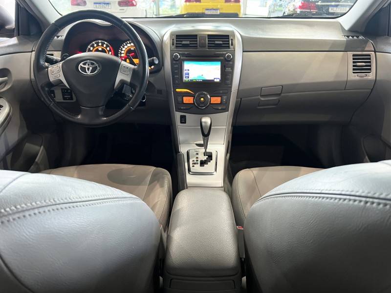TOYOTA - COROLLA - 2013/2014 - Prata - R$ 73.800,00