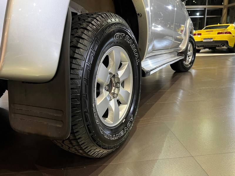 TOYOTA - HILUX - 2011/2012 - Prata - R$ 125.800,00