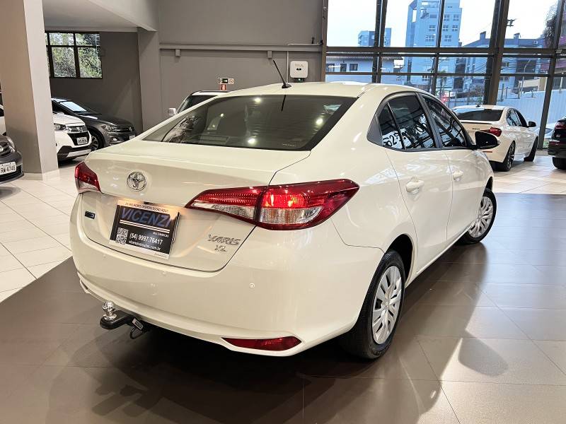 TOYOTA - YARIS - 2019/2020 - Branca - R$ 81.900,00