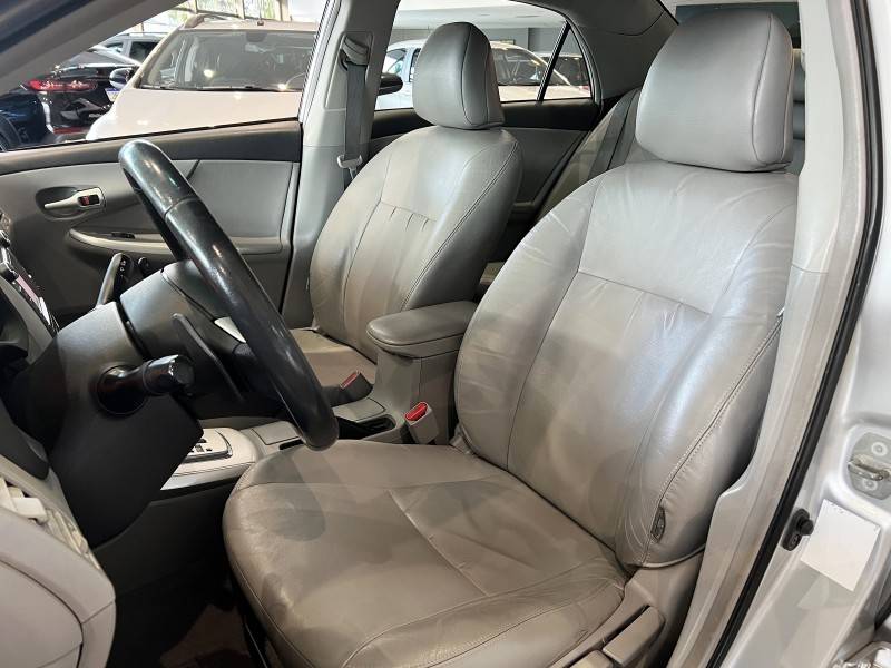 TOYOTA - COROLLA - 2013/2014 - Prata - R$ 73.800,00