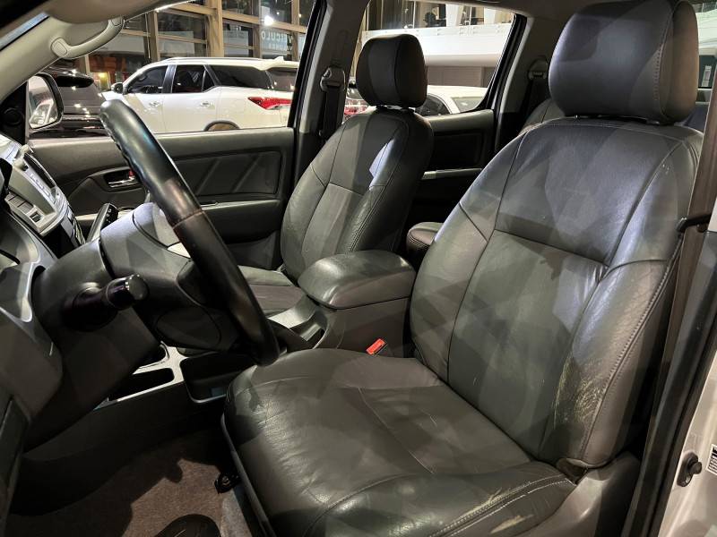 TOYOTA - HILUX - 2011/2012 - Prata - R$ 125.800,00