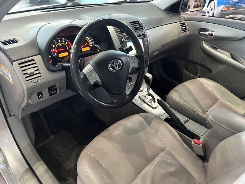 TOYOTA - COROLLA - 2013/2014 - Prata - R$ 73.800,00