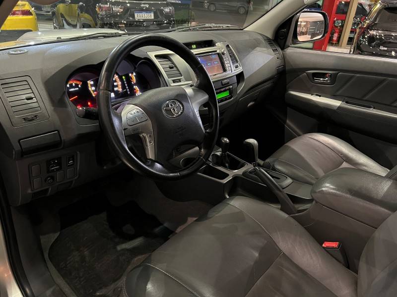 TOYOTA - HILUX - 2011/2012 - Prata - R$ 125.800,00