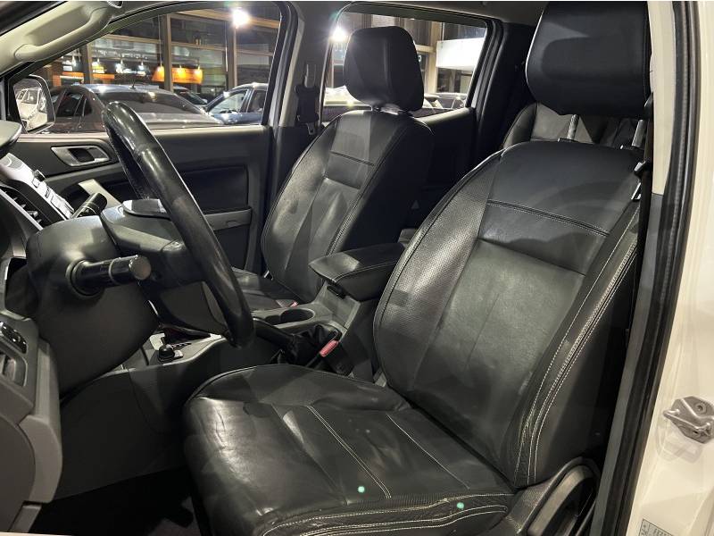 FORD - RANGER - 2013/2014 - Branca - R$ 111.800,00