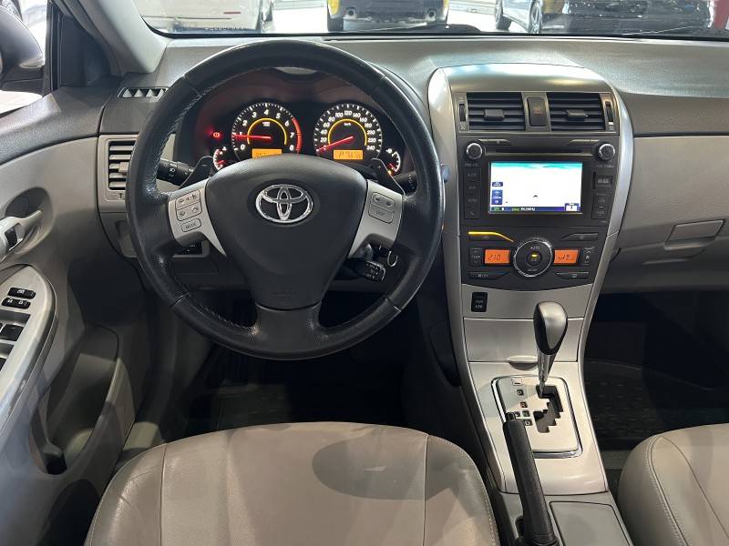 TOYOTA - COROLLA - 2013/2014 - Prata - R$ 73.800,00