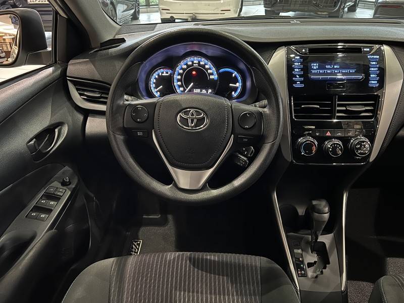 TOYOTA - YARIS - 2019/2020 - Branca - R$ 81.900,00
