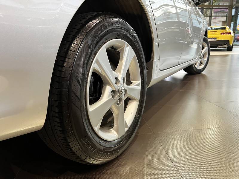 TOYOTA - COROLLA - 2013/2014 - Prata - R$ 73.800,00